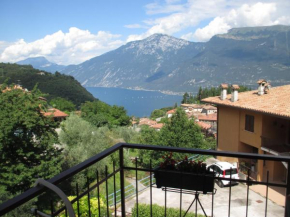 Lucerna studio Balcony lake view by Gardadomusmea Tremosine